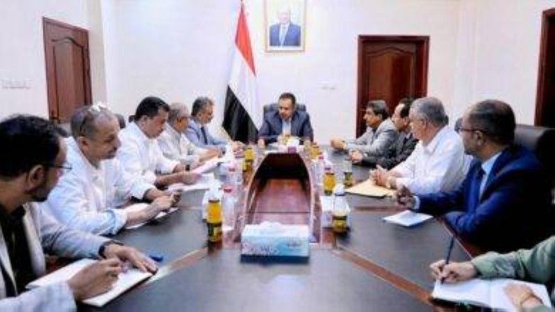 الحكومة اليمنية: لا يوجد أي قيود لدخول سفن المشتقات النفطية والحوثي سبب الأزمة