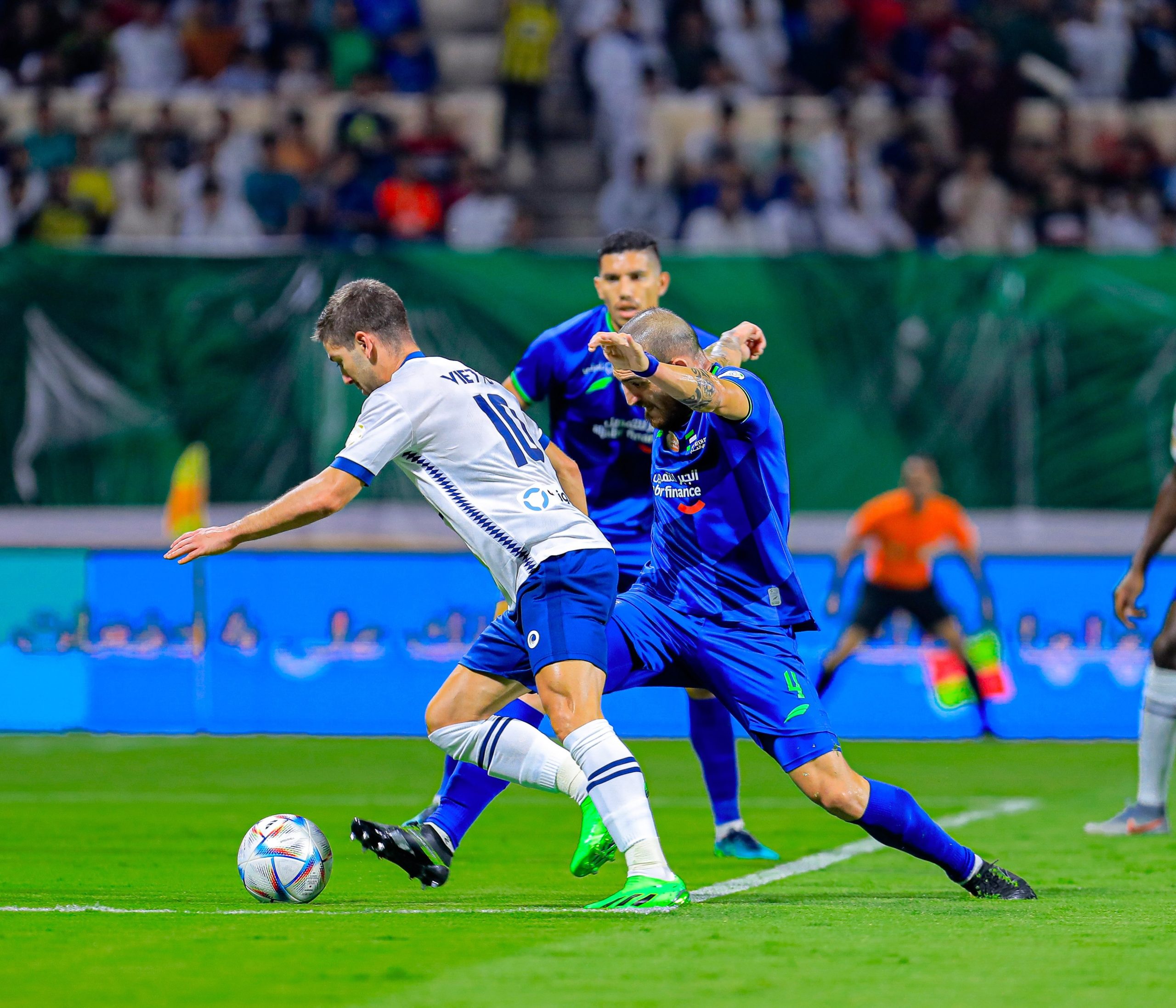 الهلال يتجاوز الفتح وينفرد بصدارة دوري روشن