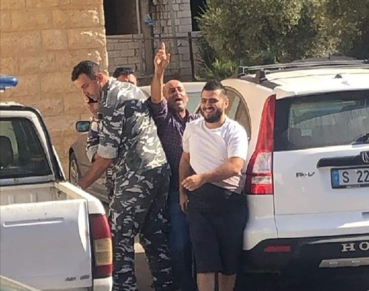 لبناني يحمل سلاحًا وقارورة بنزين يقتحم بنك بيبلوس