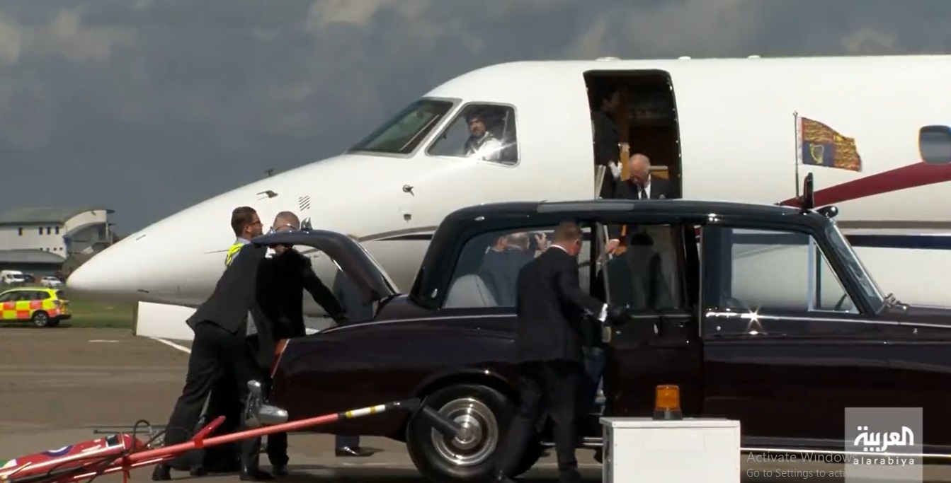 لقطات لوصول الملك تشارلز إلى مطار نورثهولت بلندن قادمًا من إسكتلندا