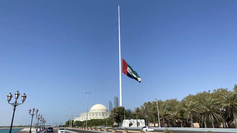 الإمارات والكويت تنكسان الأعلام 3 أيام حدادًا على وفاة الملكة إليزابيث