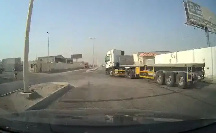 تهور سائق شاحنة بميناء الملك عبدالعزيز