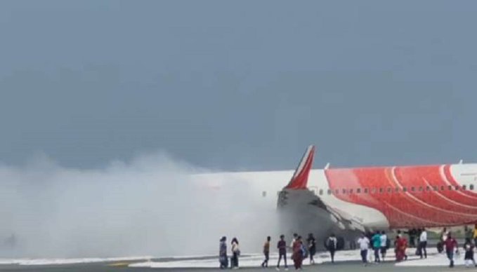 شاهد.. اشتعال النيران في طائرة هندية قبل إقلاعها من مطار مسقط