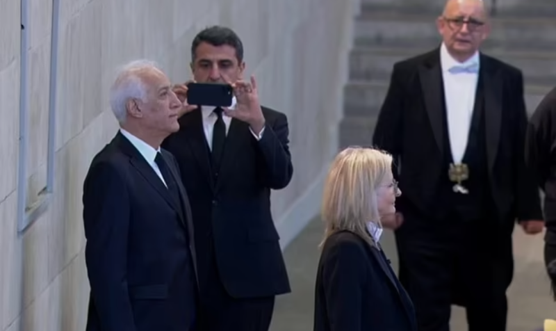 رئيس أرمينيا يحث مساعده لالتقاط صورة أمام نعش إليزابيث 