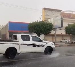 أمطار الخير تتواصل على خميس مشيط
