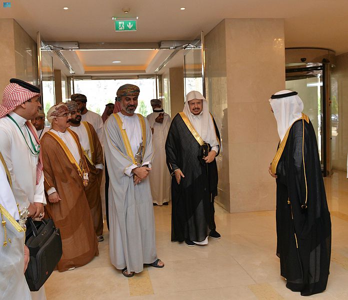 رئيس مجلس الشورى يصل عمان