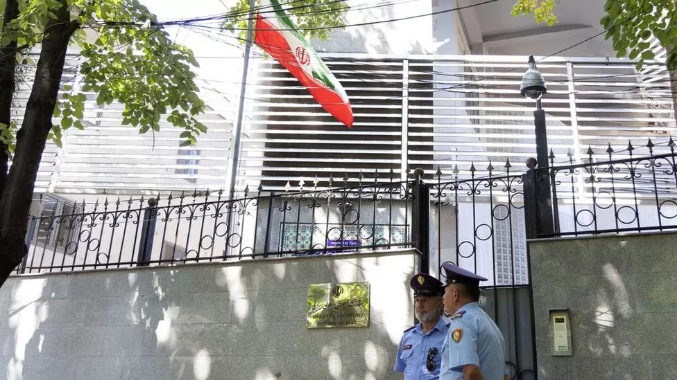 دبلوماسيون إيرانيون يحرقون وثائق قبل مغادرتهم ألبانيا