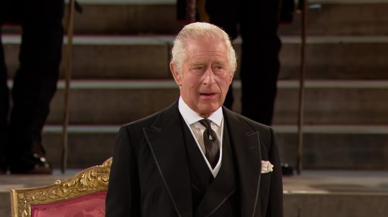 شاهد.. الملك تشارلز يكافح دموعه في أول جلسة برلمان بعهده 