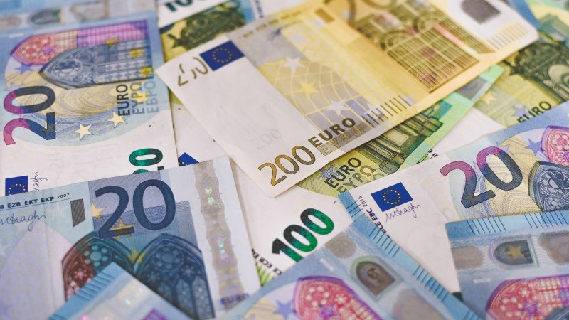 فرنسا تحارب التضخم في ميزانية 2023 (1)