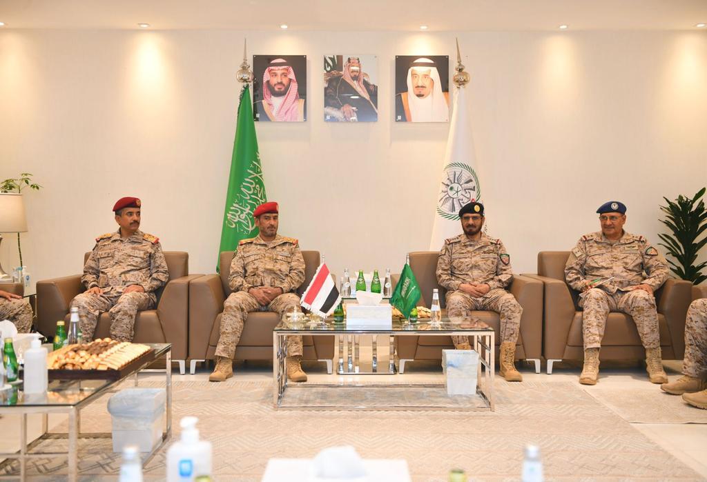 قائد القوات المشتركة يطلع رئيس الأركان اليمنية على سير العمليات
