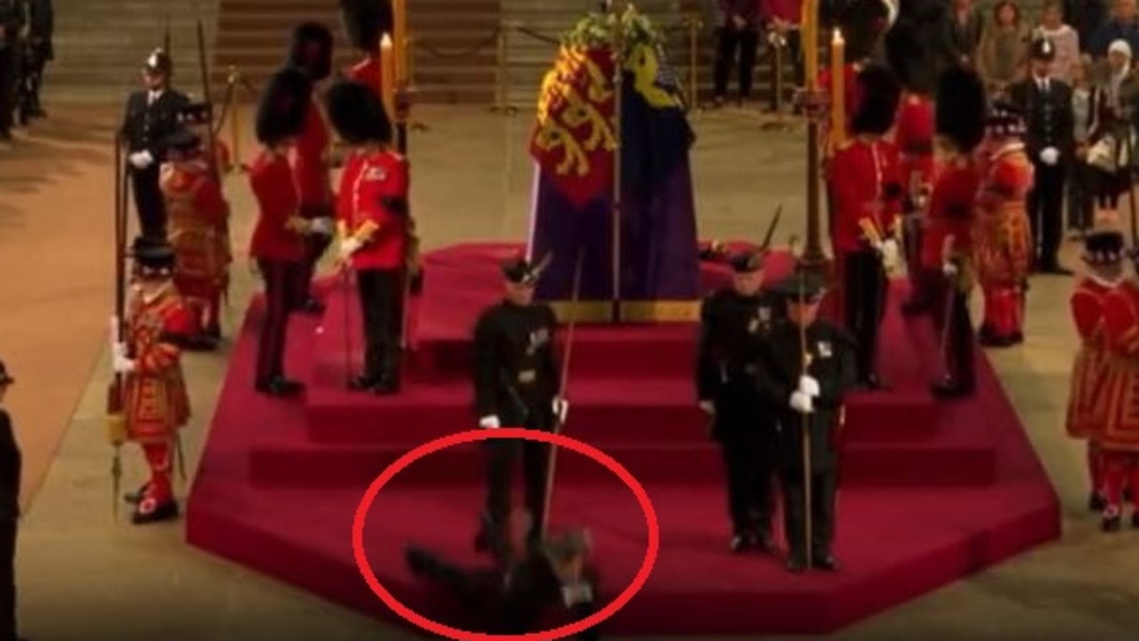 لحظة سقوط أحد أفراد الحرس الملكي أمام نعش إليزابيث 
