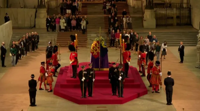 شاهد لحظة سقوط أحد أفراد الحرس الملكي أمام نعش إليزابيث 