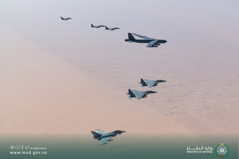 مقاتلات سعودية ترافق قاذفة B-52 الأمريكية