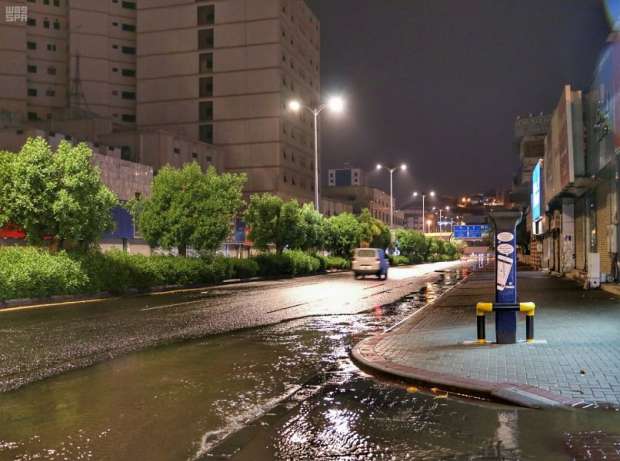 أمطار رعدية على مكة المكرمة تستمر حتى مساء السبت