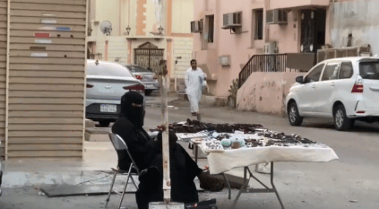عمالة مخالفة تمارس البيع العشوائي في أحياء جدة