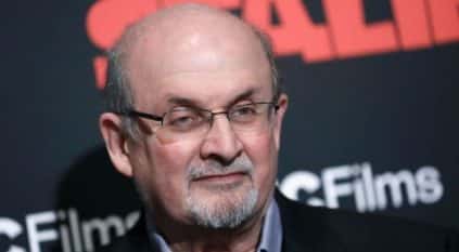 إصابة سلمان رشدي بالعمى والشلل في يده