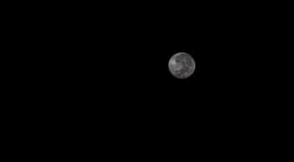 محبو الفلك يلتقطون صورًا لجمال قمر الليلة