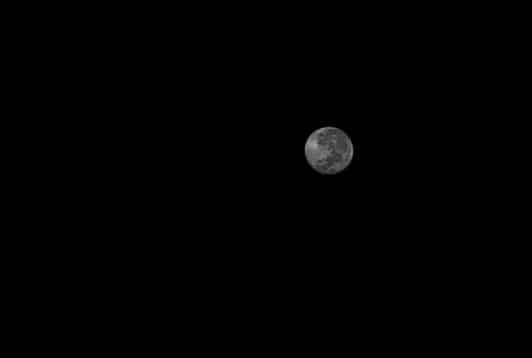 محبو الفلك يلتقطون صورًا لجمال قمر الليلة
