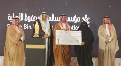سعود بن عبدالله يكرم الفائزين بجائزة المعلم المتميز