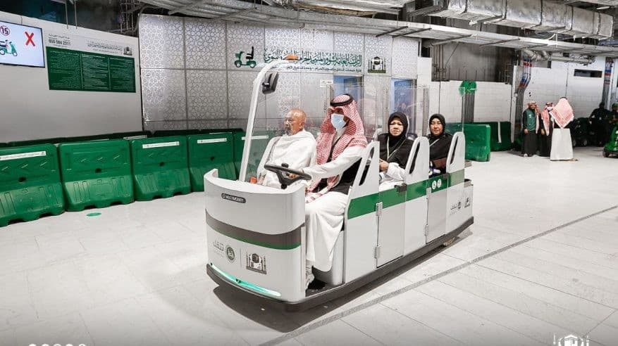 شاهد.. قاطرات كهربائية للطواف والسعي
