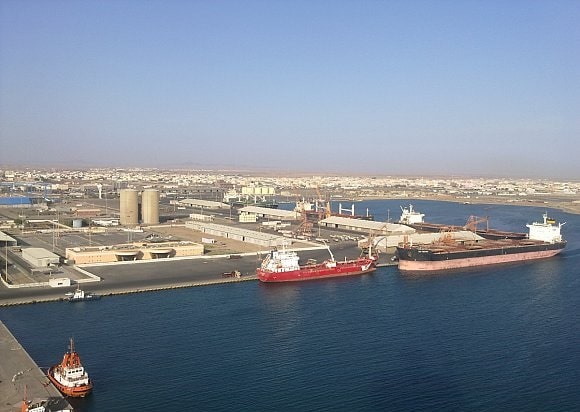 السيطرة على معظم البقعة الزيتية بميناء الملك فهد 