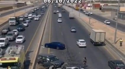 وفاة وإصابتان في سقوط مركبة من جسر جامعة اليمامة