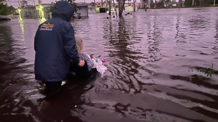 أمريكي يسبح في إعصار إيان 45 دقيقة لإنقاذ والدته