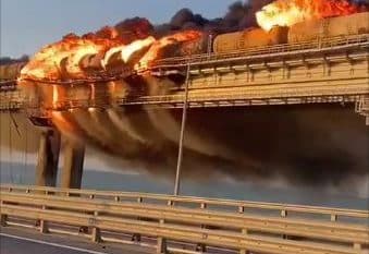 انفجار في جسر يربط روسيا بالقرم