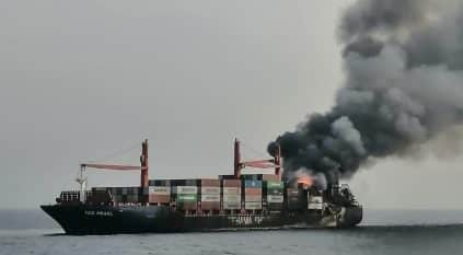 رفحاء تنقذ طاقم سفينة بنمية تعرضت لحريق