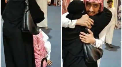 شاب يُقبل قدم والدته بمعرض الرياض للكتاب