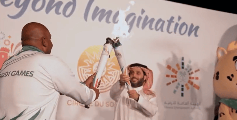 تركي آل الشيخ يتسلم شعلة الألعاب الآسيوية