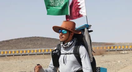 سعودي يسير على قدميه إلى مونديال قطر
