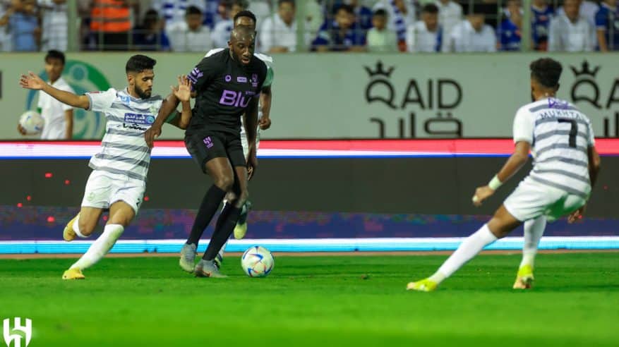 الهلال ينجو من فخ الطائي ويصعد للوصافة