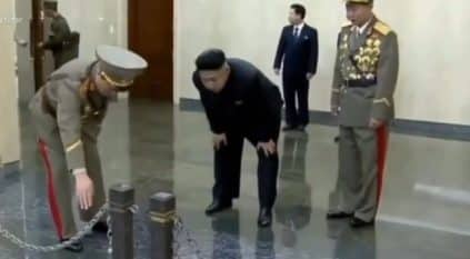زعيم كوريا الشمالية يلاحظ اختلاف عمودين ويستدعي الضباط