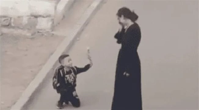 طفل مغربي يأسر القلوب بعد إعطائه وردة لأمه