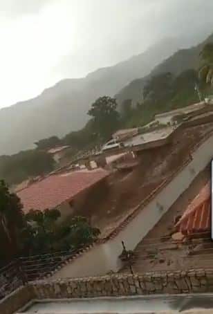 انهيار أرضي وفيضانات تجتاح فنزويلا