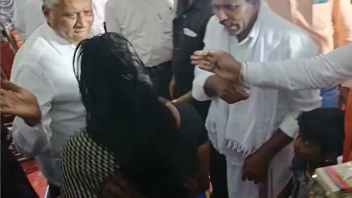 وزير هندي يصفع امرأة على وجهها