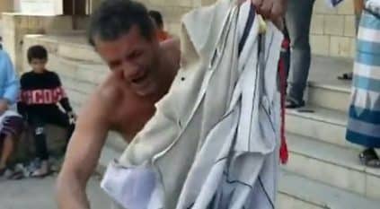 يمني في تعز يحرق ملابسه