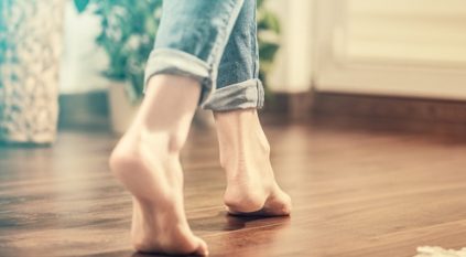 10 مخاطر للمشي بدون حذاء بالمنزل
