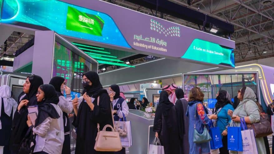 ادرس في السعودية تعرف زوار إكسبو بالتخصصات الجامعية