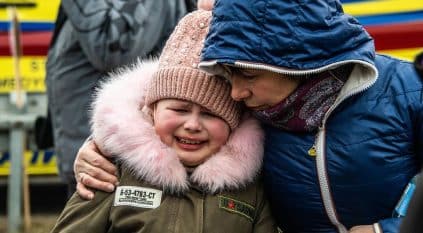 أوكرانيا تحث اللاجئين على عدم العودة