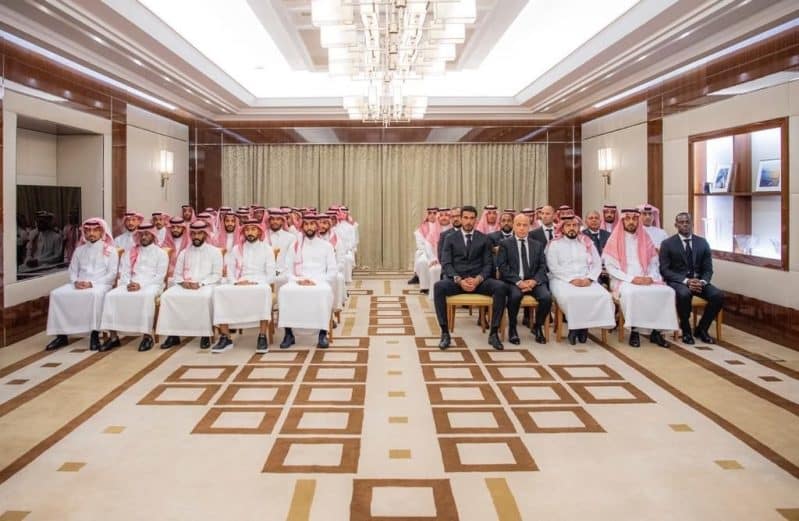 المنتخب السعودي في زيارة ولي العهد