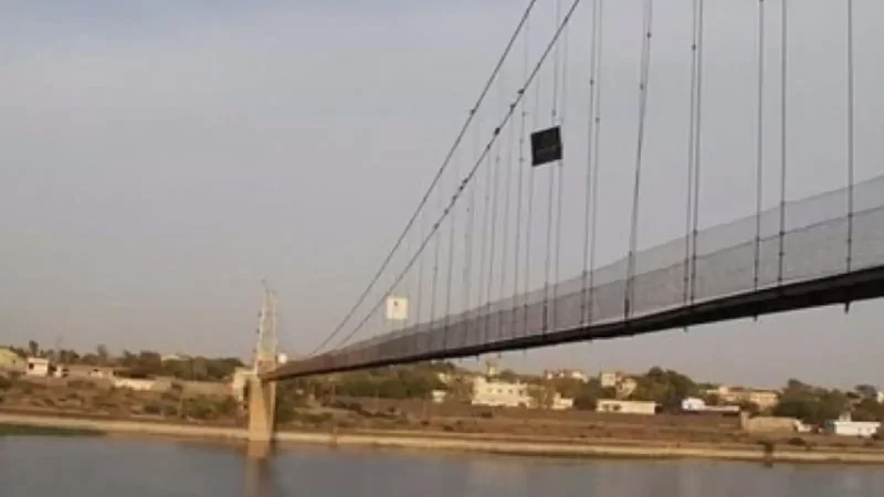 انهيار جسر مكتظ بالمارة في الهند