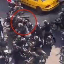 شرطي إيراني يتحرش بمتظاهرة