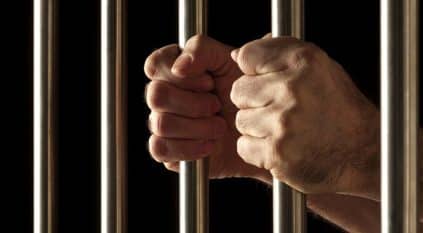 ثعابين ومخدرات وأسلحة وكحول في مداهمة لأكبر سجن بالفلبين