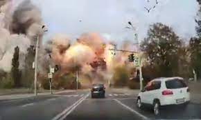 مشهد مروع لانفجار صاروخين وسط أوكرانيا