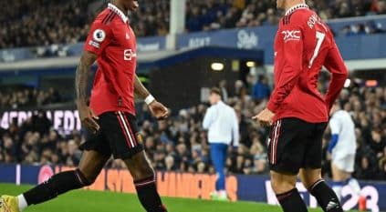 مانشستر يونايتد يعبر إيفرتون بثنائية