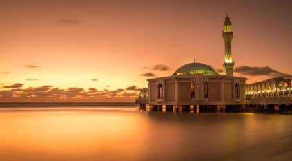 أول مسجد عائم بالعالم في جدة