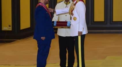 ملك ماليزيا يقلد رئيس الأركان وسام القائد الشجاع