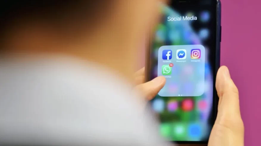 عطل مفاجئ بـ فيسبوك وواتساب